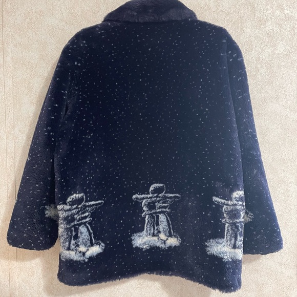 Northern Lifestyles Canada Inukshuk print oversized faux fur jacket. - Picture 2 of 5